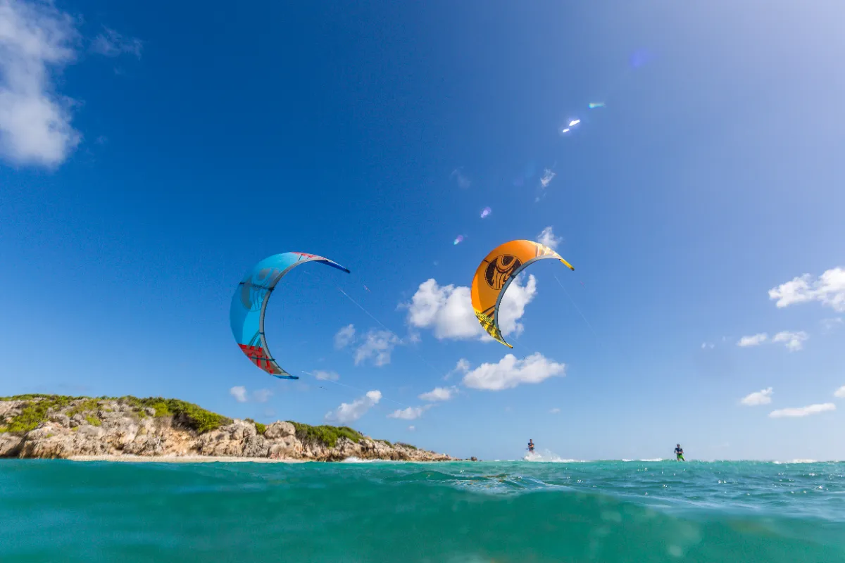 تجربه‌ای هیجان‌انگیز از کایت‌سورفینگ و ورزش‌های آبی در کیت بیچ دبی