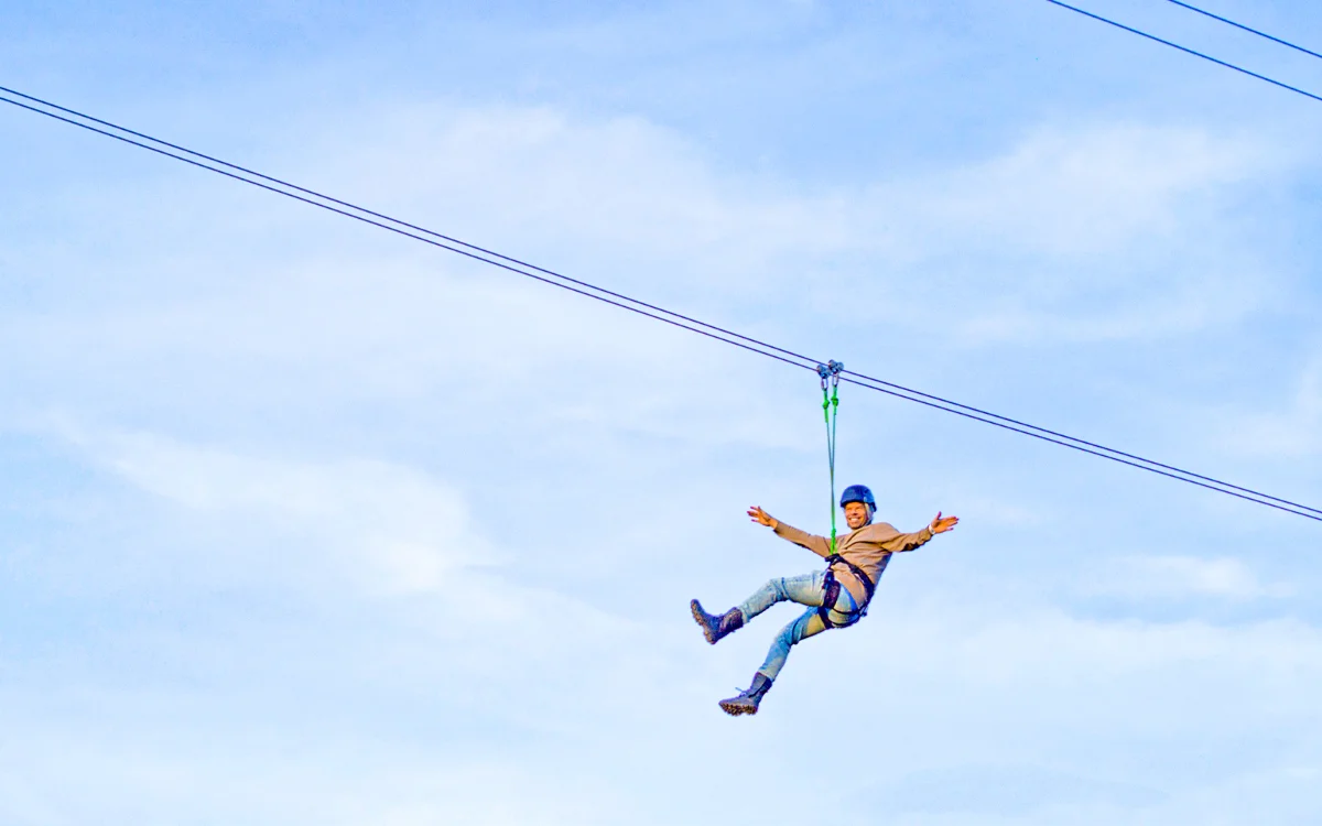 زیپ‌لاین شهری دبی: تجربه هیجان‌انگیز طولانی‌ترین زیپ‌لاین جهان