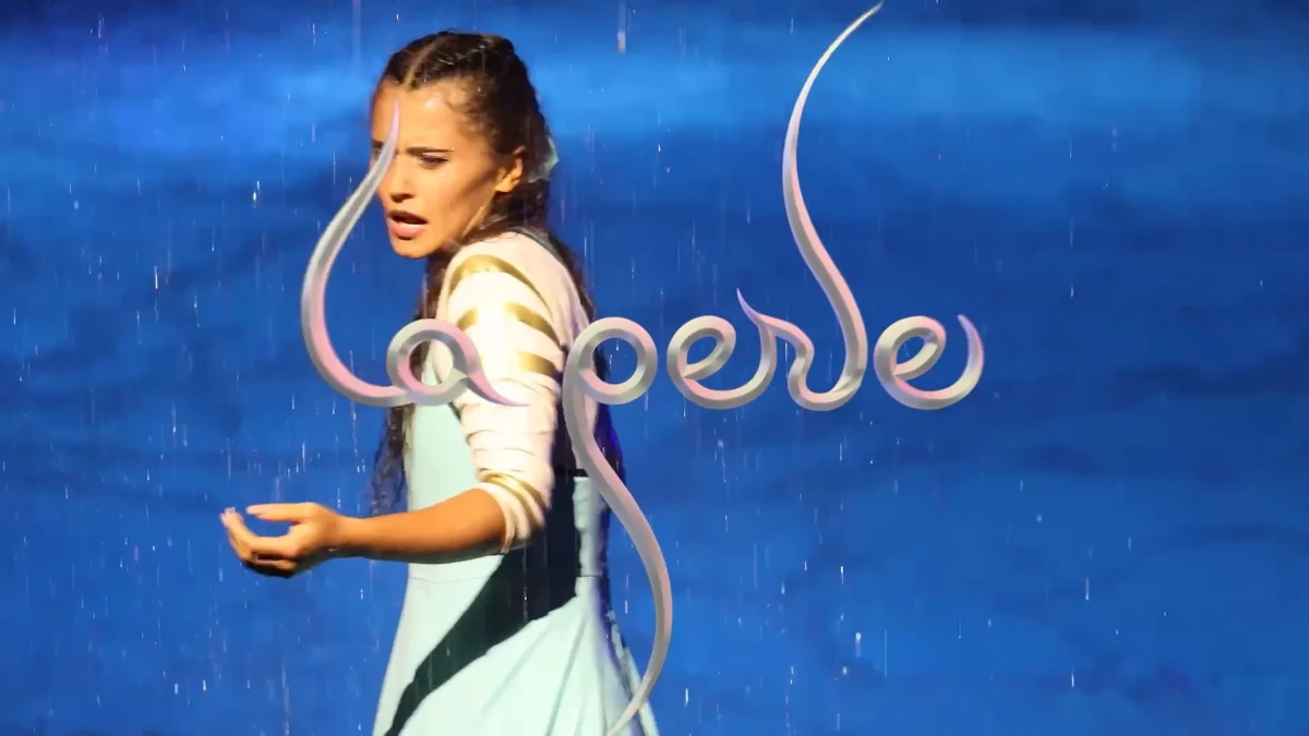 لاپرل: یک نمایش زنده آکروباتیک و آبی