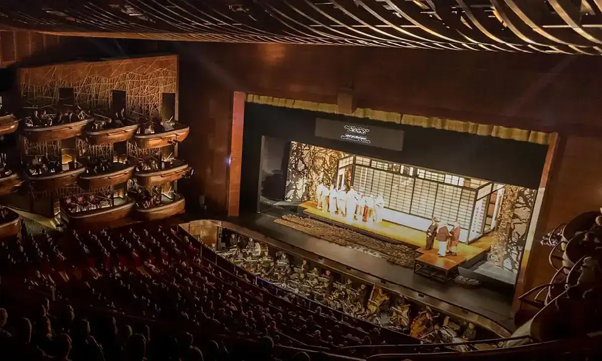 امکانات و فضاهای قابل استفاده اپرا