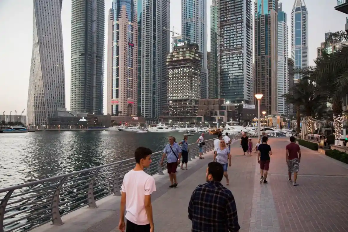 پیاده‌روی در مارینا واک: تجربه خرید و تفریح کنار آب