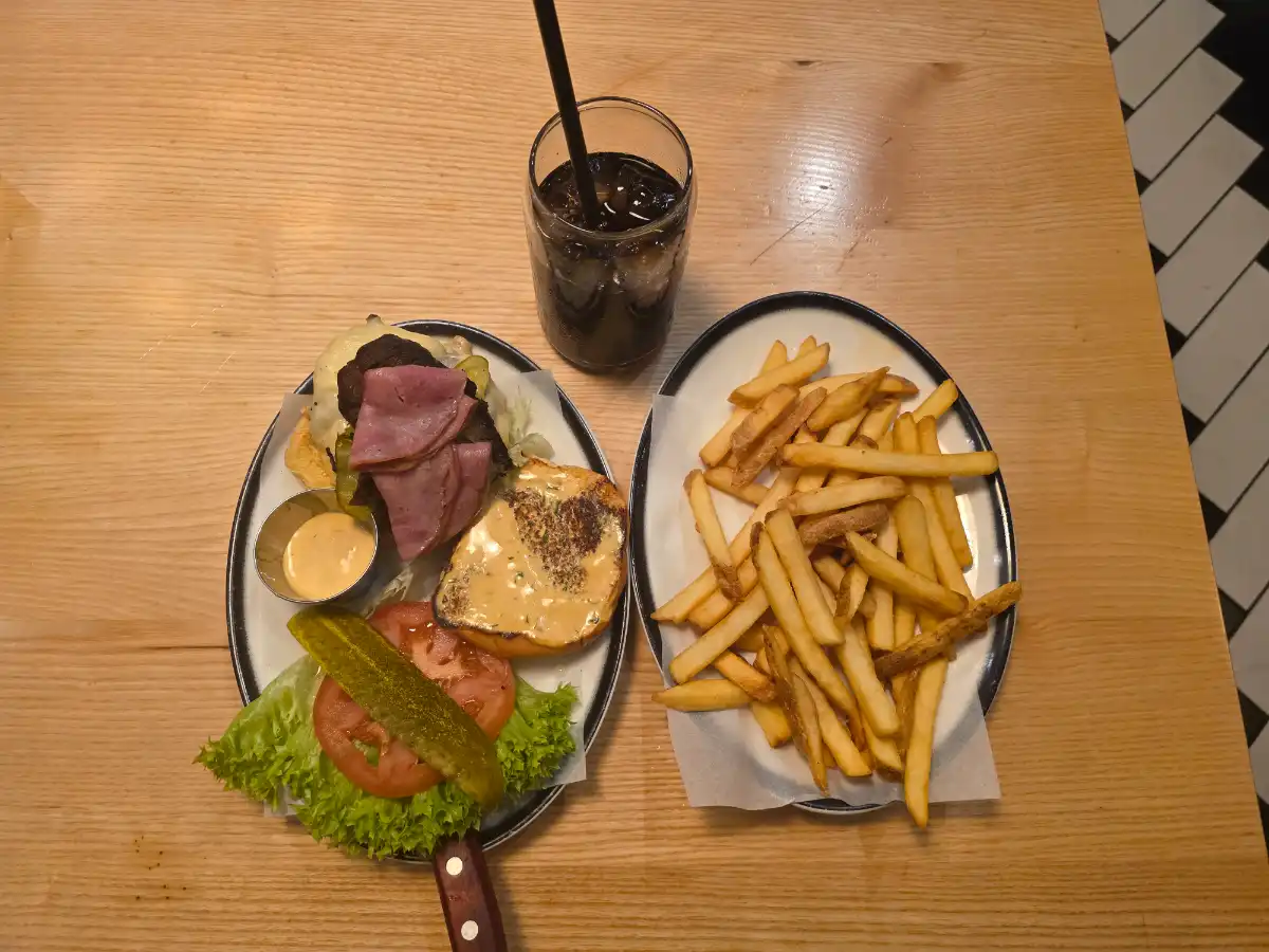 [رستوران محلی]